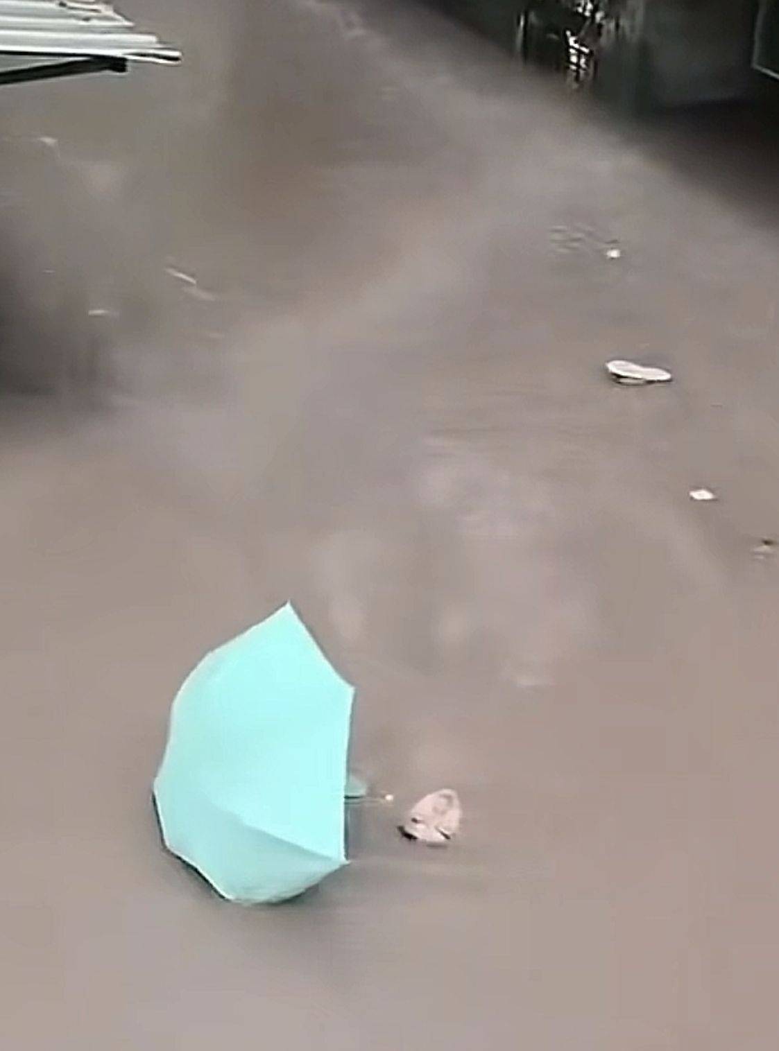 重庆合川暴雨高考考场附近内涝，有年轻人仰泳通过，当地教委：考点并未受到影响