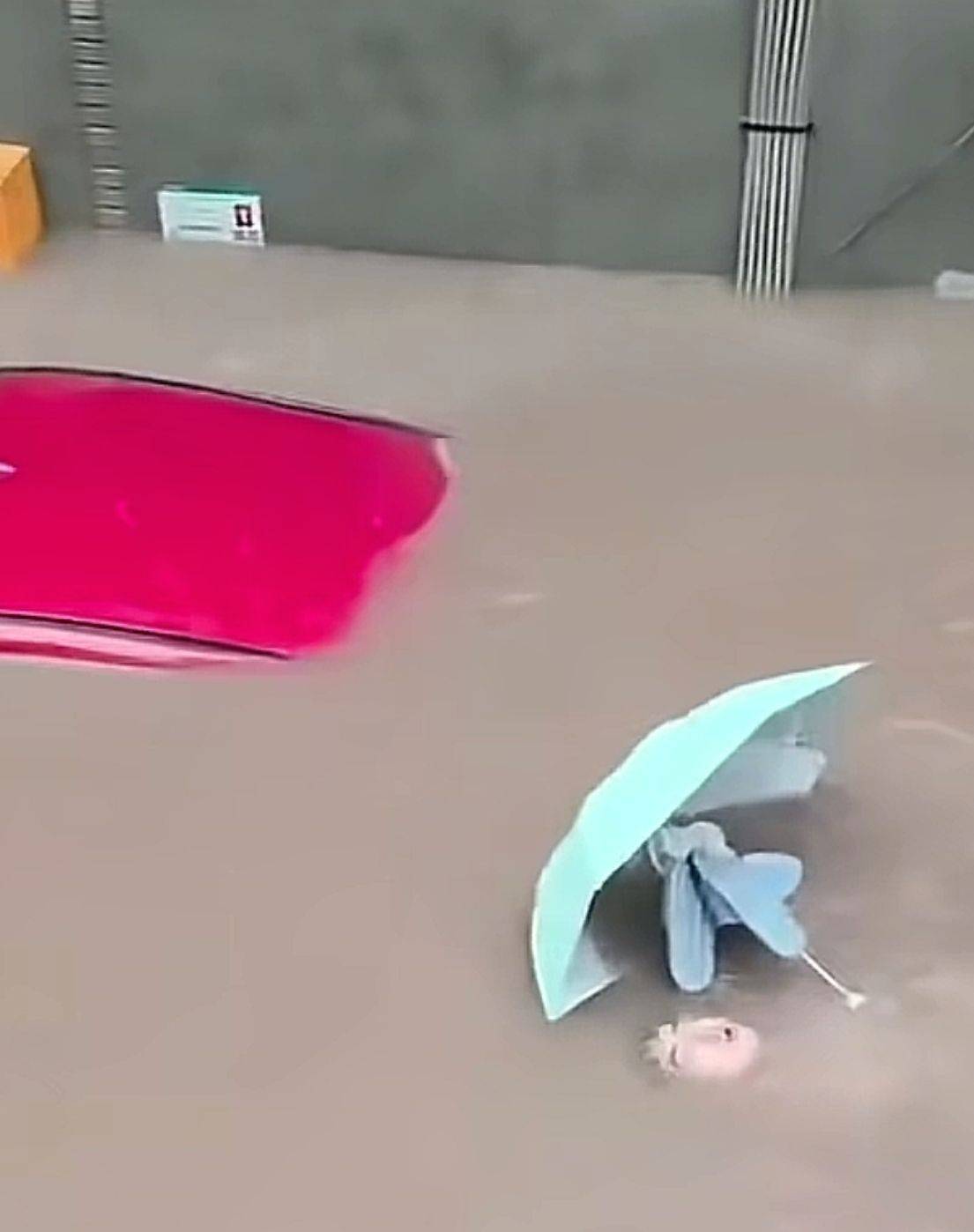 重庆合川暴雨高考考场附近内涝，有年轻人仰泳通过，当地教委：考点并未受到影响