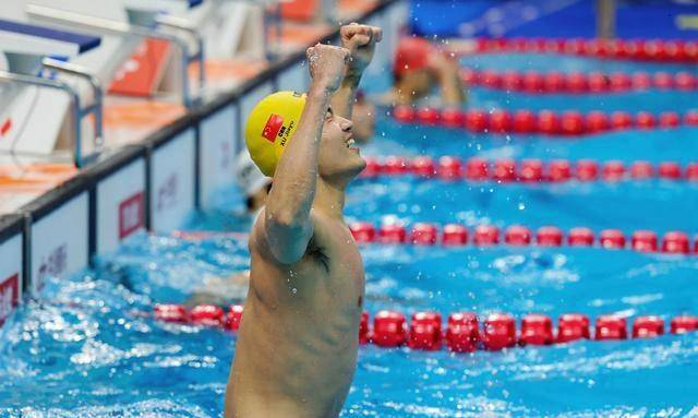 徐嘉余男子50米仰泳23秒92 余依婷女子200米2分06秒82