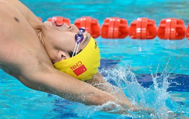 徐嘉余男子50米仰泳23秒92 余依婷女子200米2分06秒82