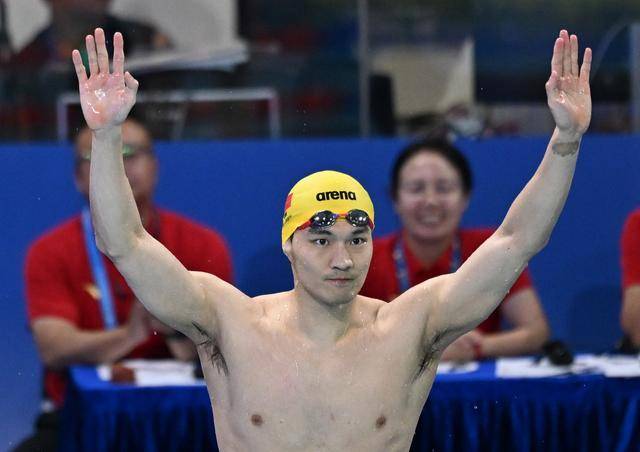 徐嘉余男子50米仰泳23秒92 余依婷女子200米2分06秒82